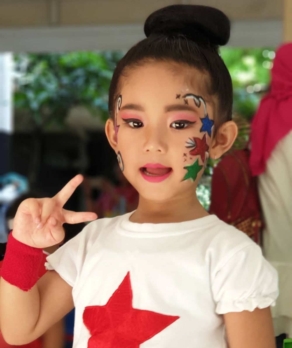 7 Foto wajah putri Ayu Ting Ting dipolesi makeup, bikin gemes