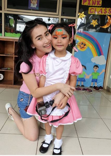 7 Foto wajah putri Ayu Ting Ting dipolesi makeup, bikin gemes