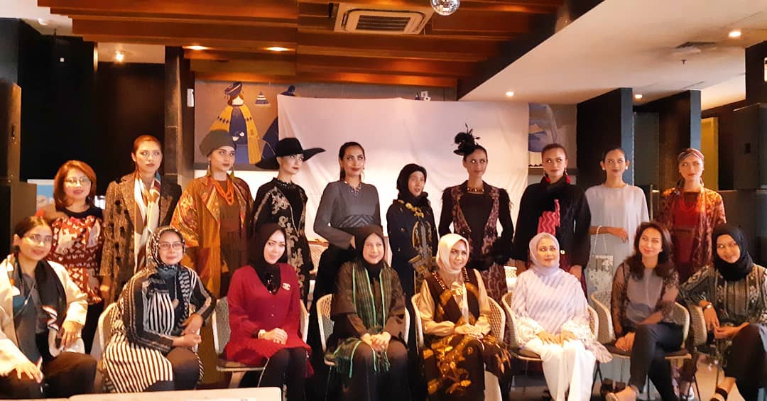 8 Desainer pamerkan rancangan dari kain adat Indonesia di Belanda