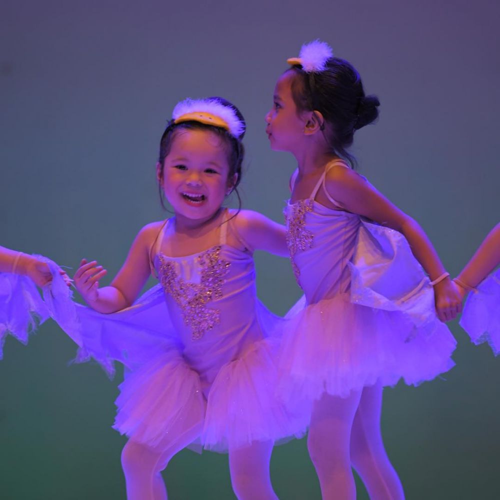 11 Momen Gisella Anastasia-Gading temani Gempi pentas balet