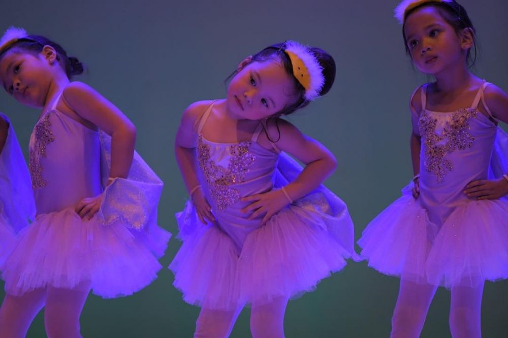 11 Momen Gisella Anastasia-Gading temani Gempi pentas balet