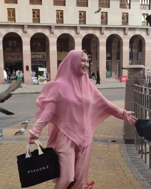 11 Momen romantis bulan madu Melody eks JKT48 di Arab Saudi