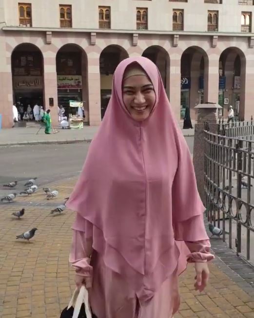 11 Momen romantis bulan madu Melody eks JKT48 di Arab Saudi