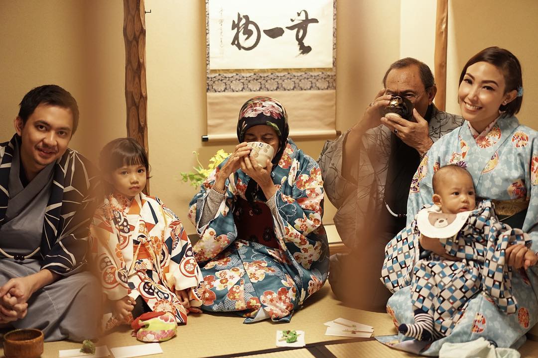 Ini cara unik Ayu Dewi kenalkan barang branded ke anaknya