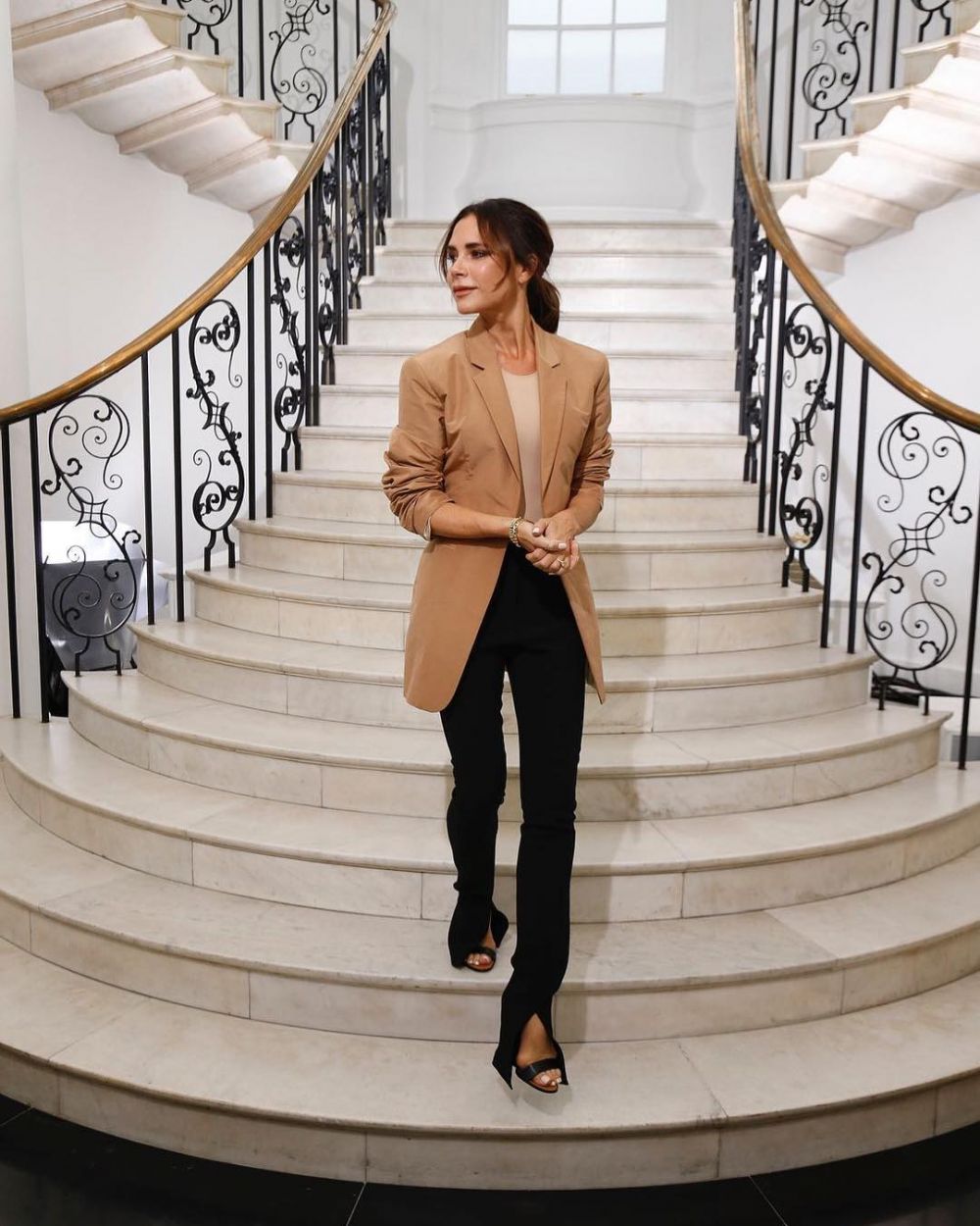 10 Gaya fashion Victoria Beckham ini cocok untuk kerja kantoran