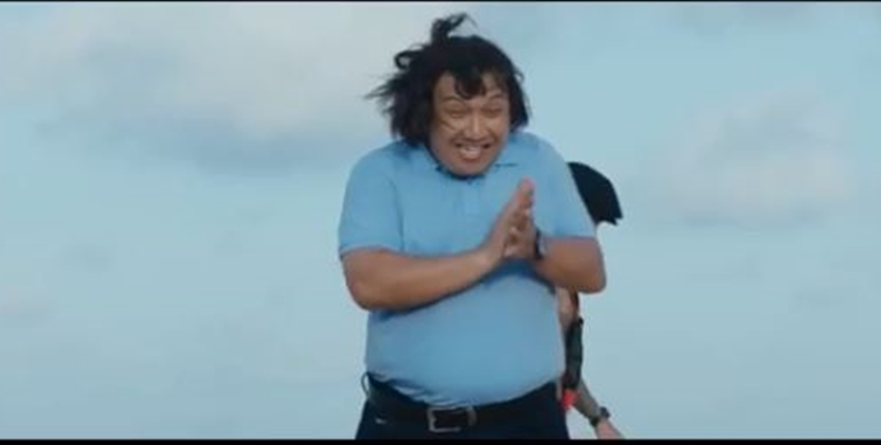 10 Potret Augie Fantinus saat perankan Ateng, mirip aslinya