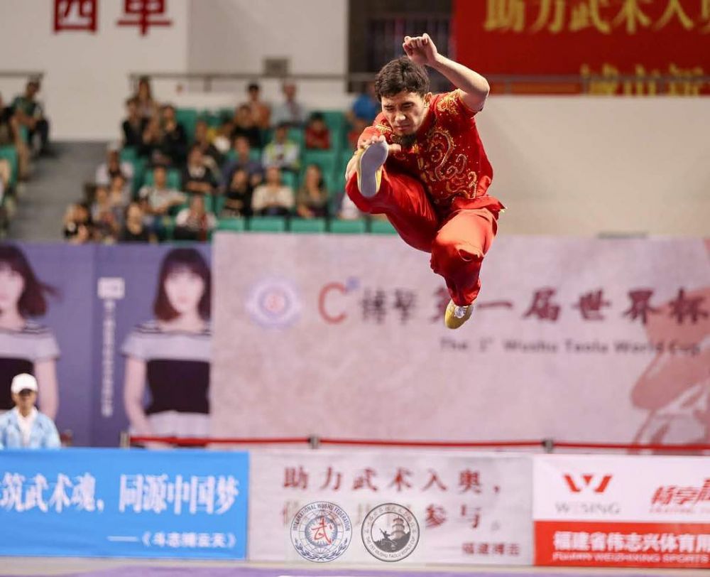 11 Potret Achmad Hulaefi saat di arena wushu, macho abis