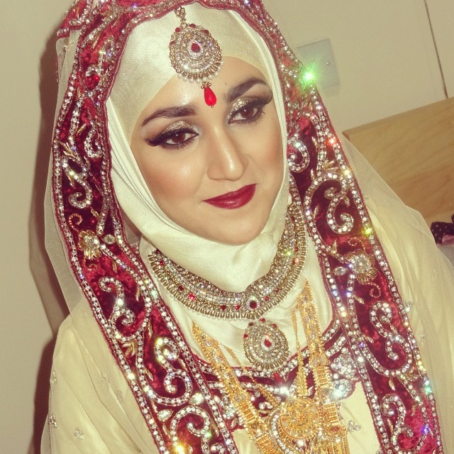 20 Inspirasi riasan pengantin  ala India  untuk wanita berhijab