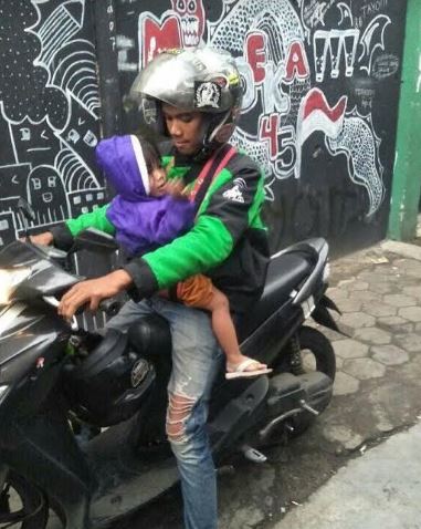 11 Potret perjuangan driver ojek online bawa anaknya bekerja