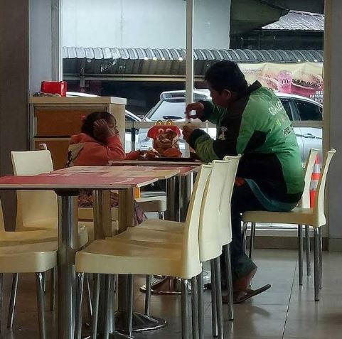 11 Potret perjuangan driver ojek online bawa anaknya bekerja