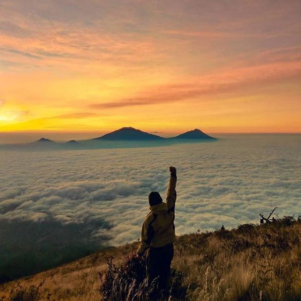 10 Gunung di Indonesia ini larang pendaki bawa tisu basah