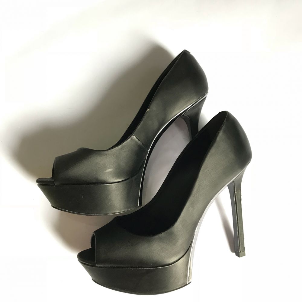 10 Sepatu preloved Lindswell Kwok ini bisa kamu beli murah