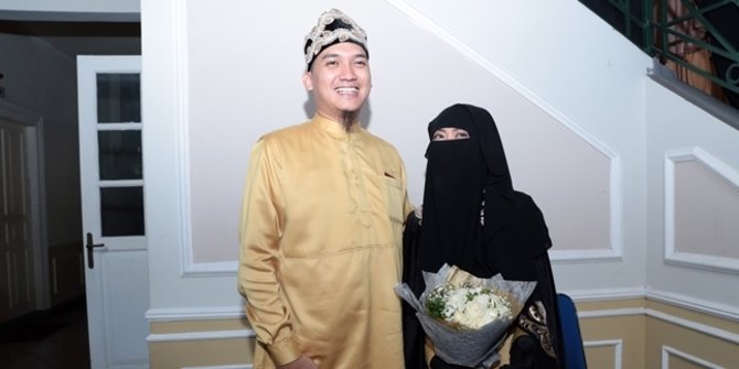 6 Seleb ini bertemu jodoh di pengajian, dari taaruf sampai nikah