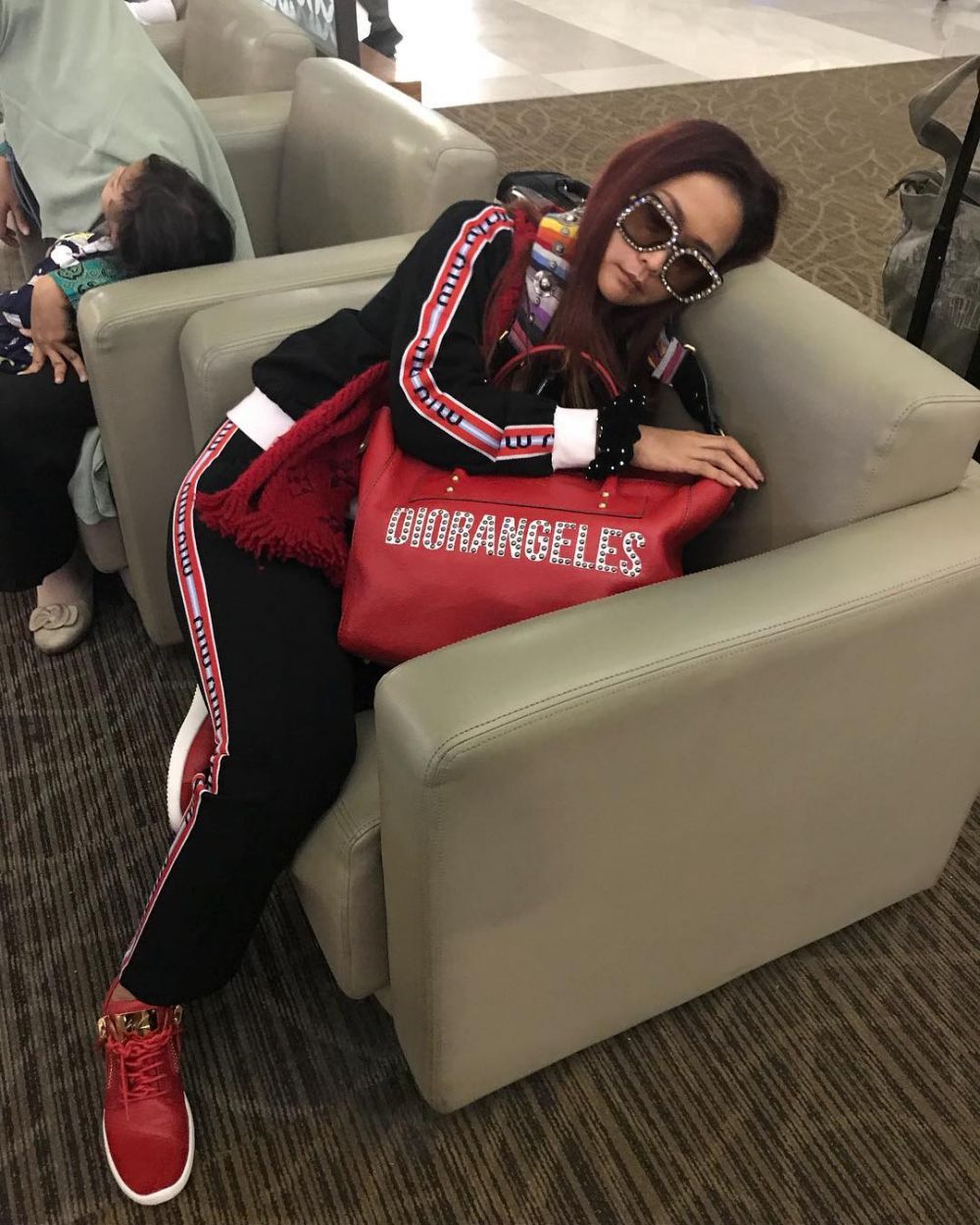 8 Potret Inul Daratista tidur di tempat umum, tetap kece