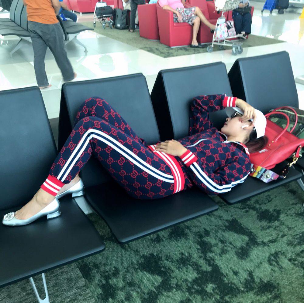 8 Potret Inul Daratista tidur di tempat umum, tetap kece