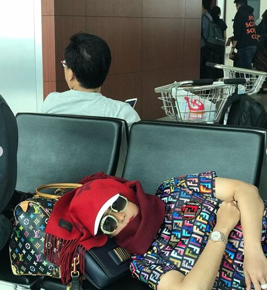 8 Potret Inul Daratista tidur di tempat umum, tetap kece