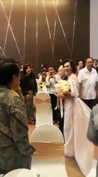 7 Foto pernikahan kakek 84 tahun dan wanita 48 tahun