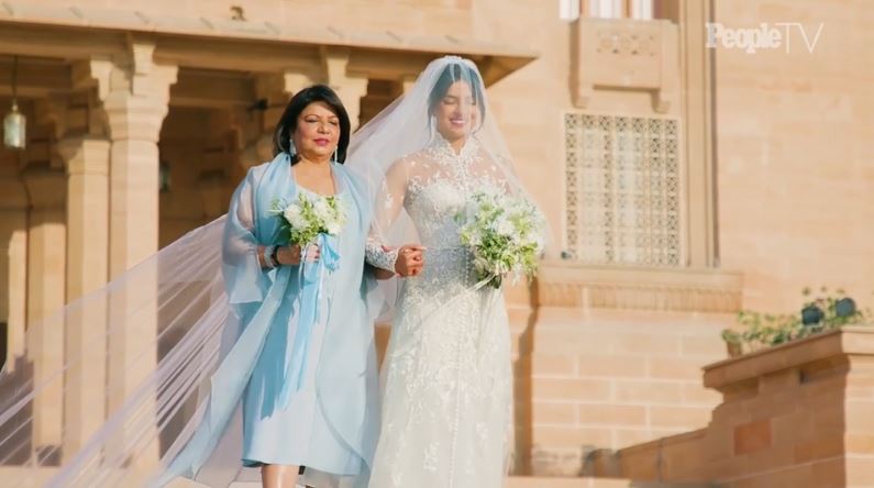 7 Fakta gaun pernikahan Priyanka Chopra, panjangnya 25 meter
