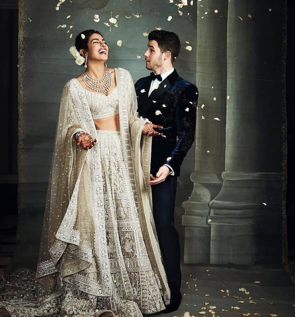 7 Fakta gaun pernikahan Priyanka Chopra, panjangnya 25 meter