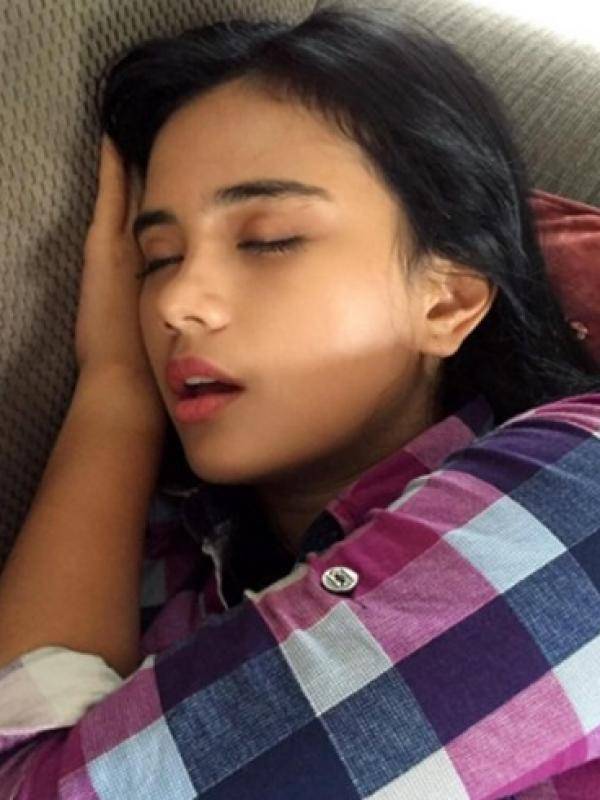 9 Potret seleb tidur di sembarang tempat, masih kece nggak ya?