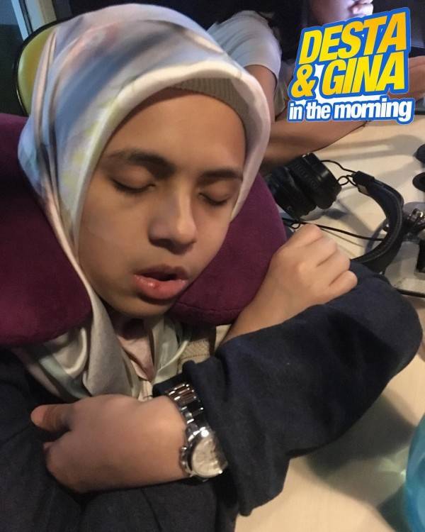 9 Potret seleb tidur di sembarang tempat, masih kece nggak ya?