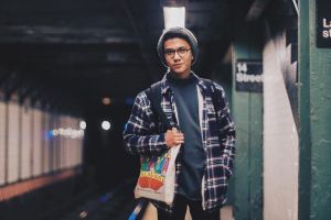 Foto bareng Joshua Suherman, pose Iqbaal Ramadhan bikin geger