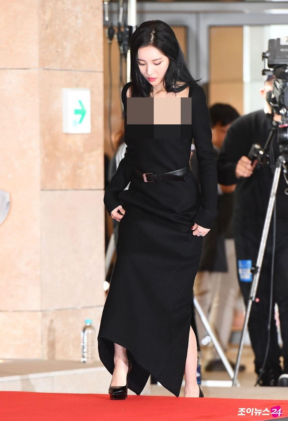 Kostum 4 seleb Korea kontroversial, ada yang nggak pakai bra