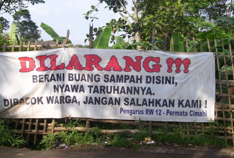 10 Peringatan buang sampah sembarangan ini menohok banget