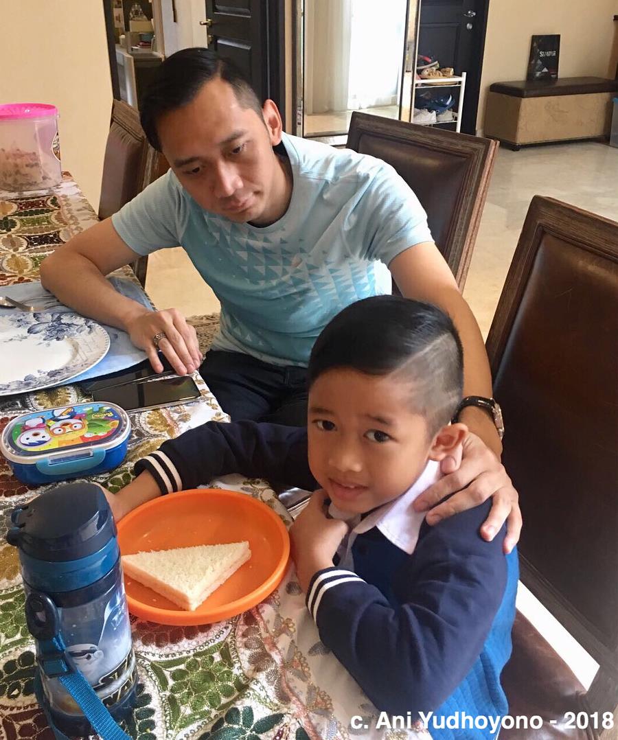 11 Potret Ibas Yudhoyono pakai baju lengan pendek