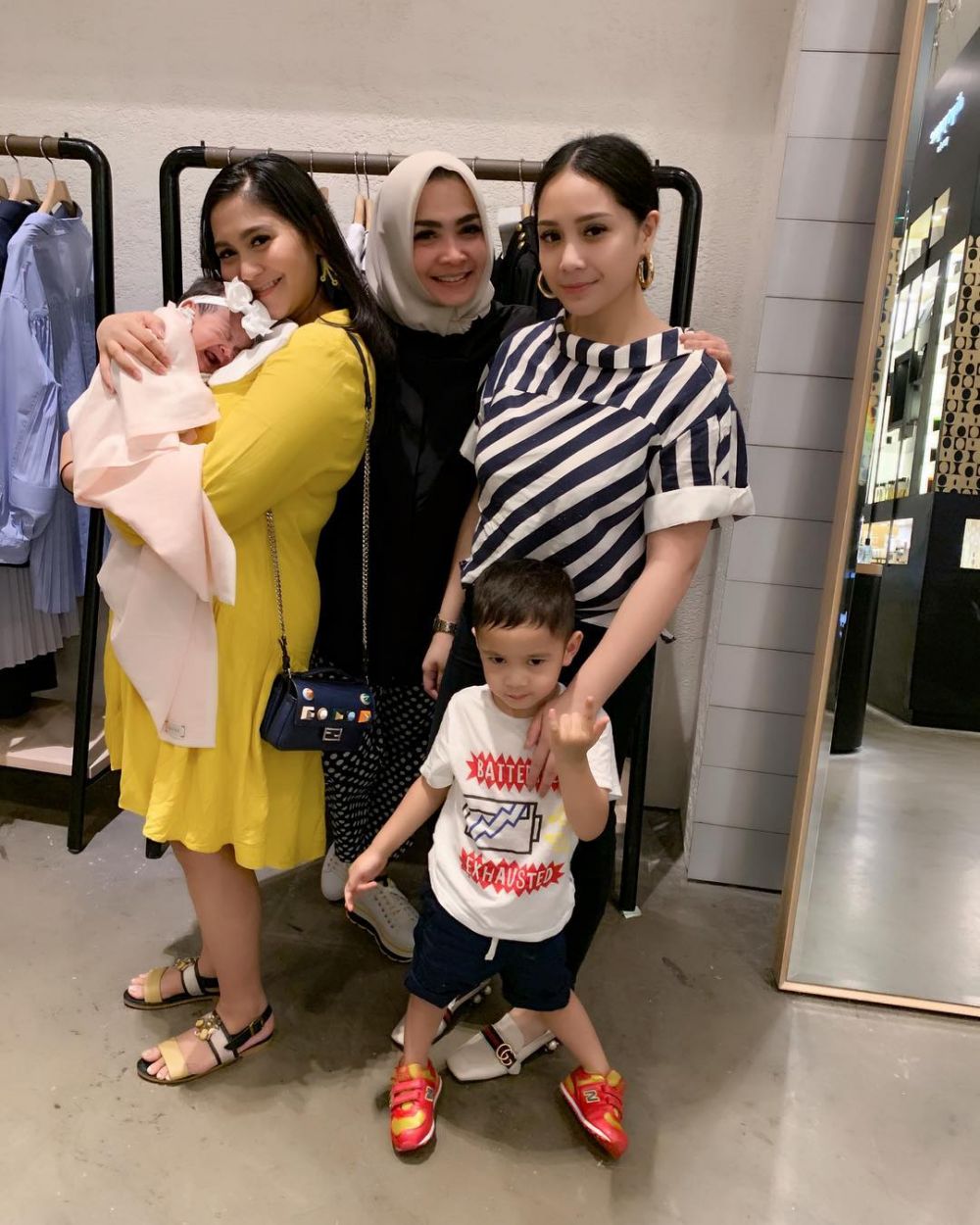 8 Foto Nagita Slavina, Rieta Amilia & Caca Tengker bak seumuran