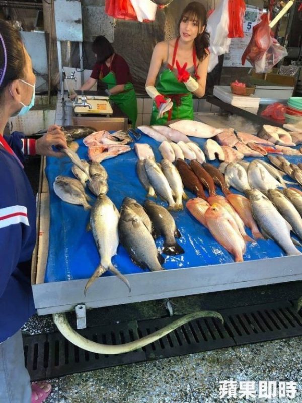 10 Pesona si cantik penjual ikan yang viral, rela antre deh