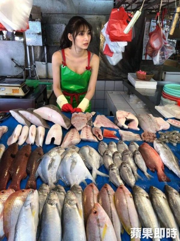 10 Pesona si cantik penjual ikan yang viral, rela antre deh
