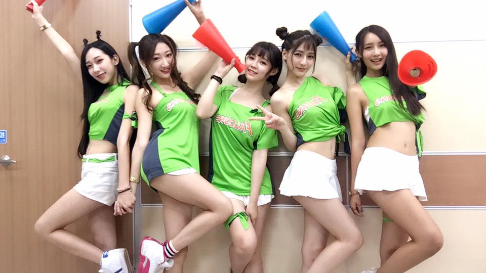 10 Pesona si cantik penjual ikan yang viral, rela antre deh