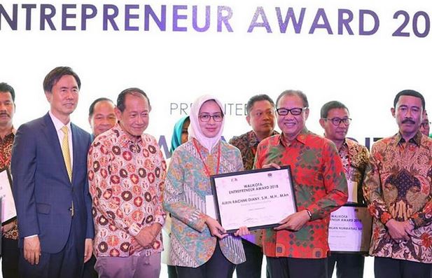 10 Potret kegiatan Airin Rachmi, tak terpengaruh kasus suami Wawan