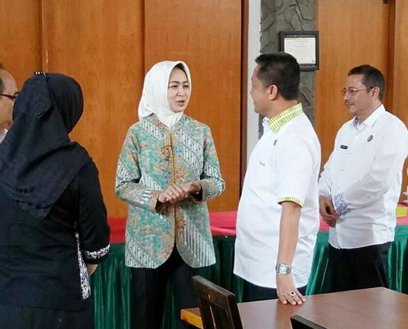 10 Potret kegiatan Airin Rachmi, tak terpengaruh kasus suami Wawan