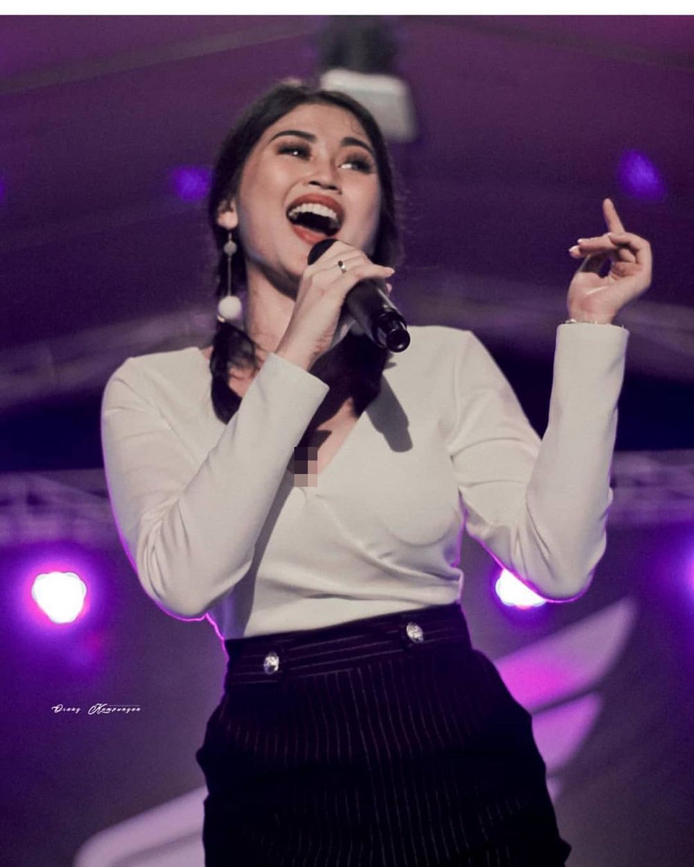 10 Aksi Ovi Sovianti di atas panggung selepas dari Duo Serigala