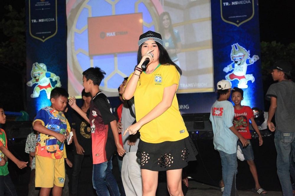 10 Aksi Ovi Sovianti di atas panggung selepas dari Duo Serigala