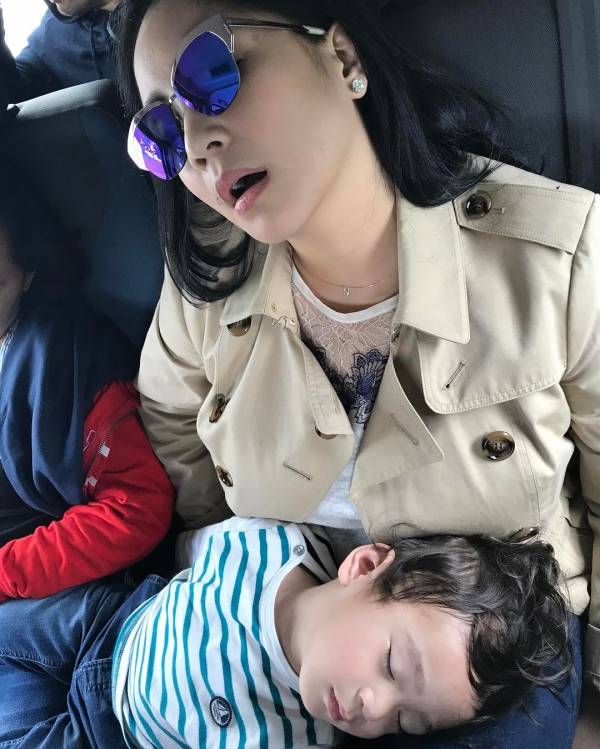 10 Foto seleb candid ketika tidur mangap, masih ngefans nggak?
