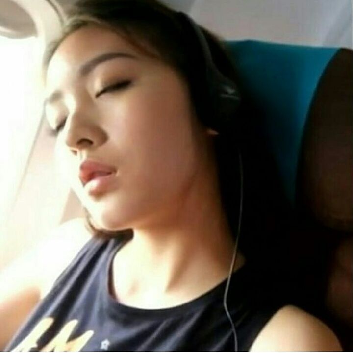 10 Foto seleb candid ketika tidur mangap, masih ngefans nggak?