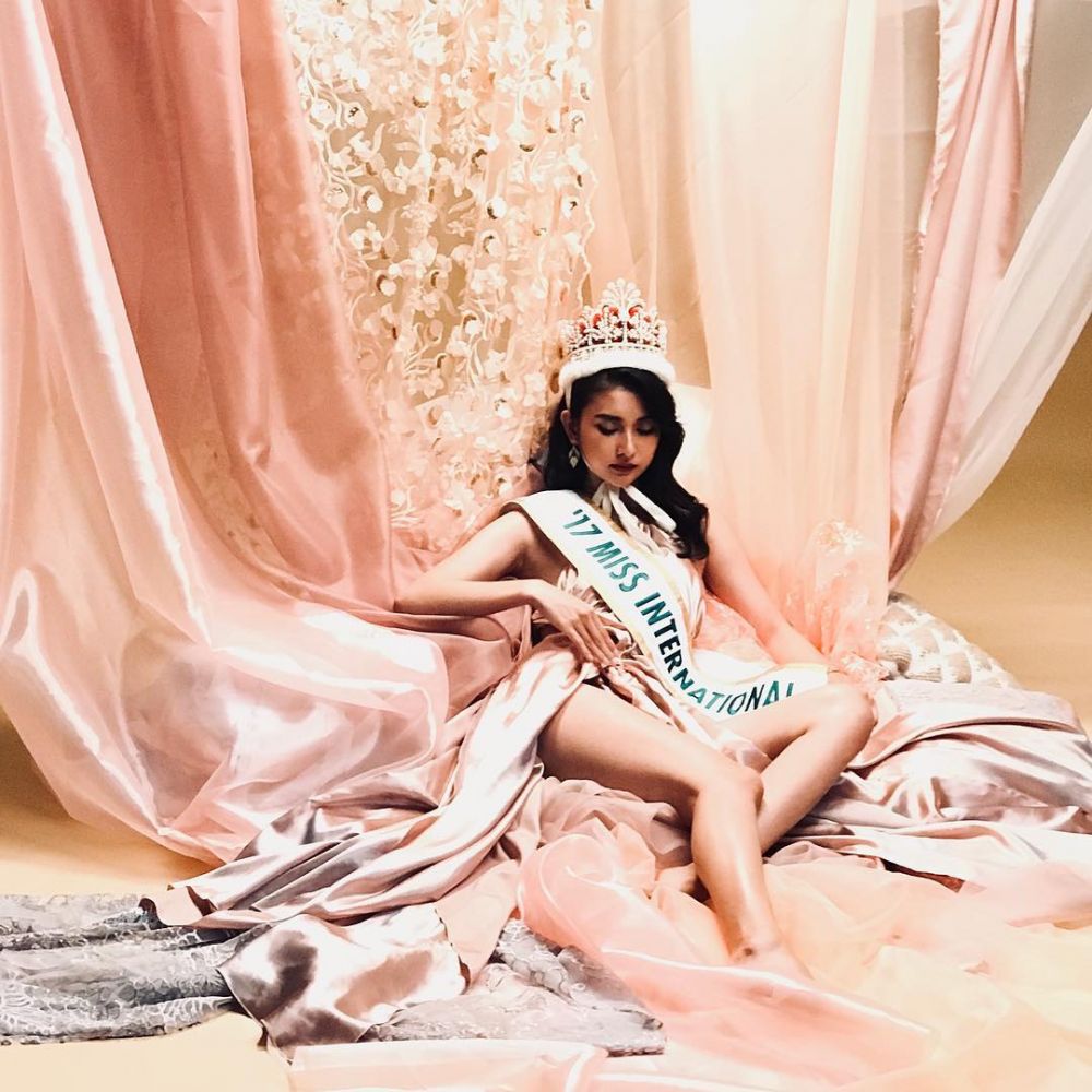 7 Pose seleb ini tuai kontroversi, paling baru Iqbaal Ramadhan