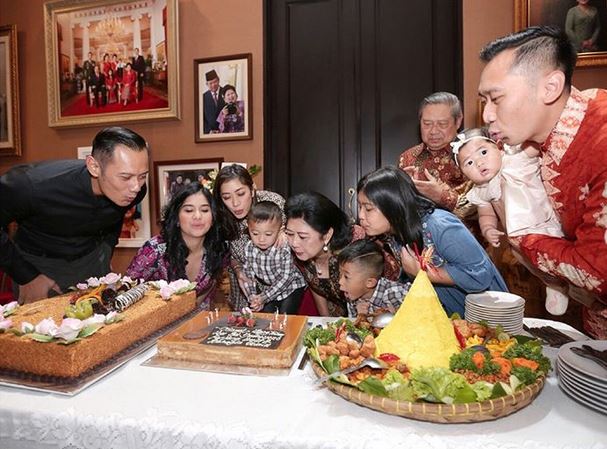12 Momen Ibas Yudhoyono saat asuh anak, family man banget