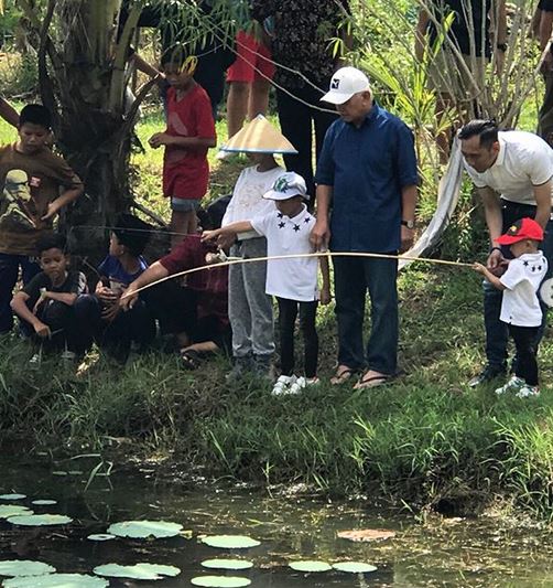 12 Momen Ibas Yudhoyono saat asuh anak, family man banget