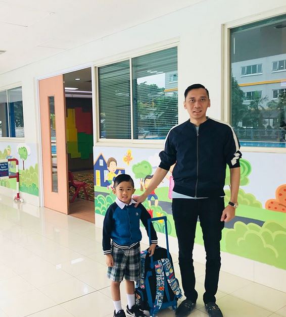 12 Momen Ibas Yudhoyono saat asuh anak, family man banget