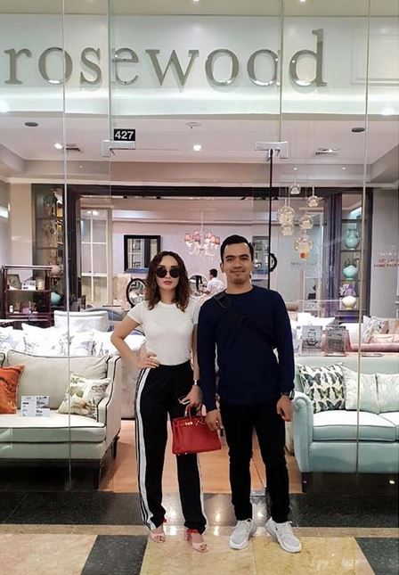 Biasa tampil cetar, ini 9 potret Zaskia Gotik cuma pakai kaus