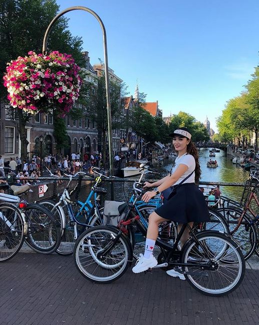 Biasa tampil cetar, ini 9 potret Zaskia Gotik cuma pakai kaus