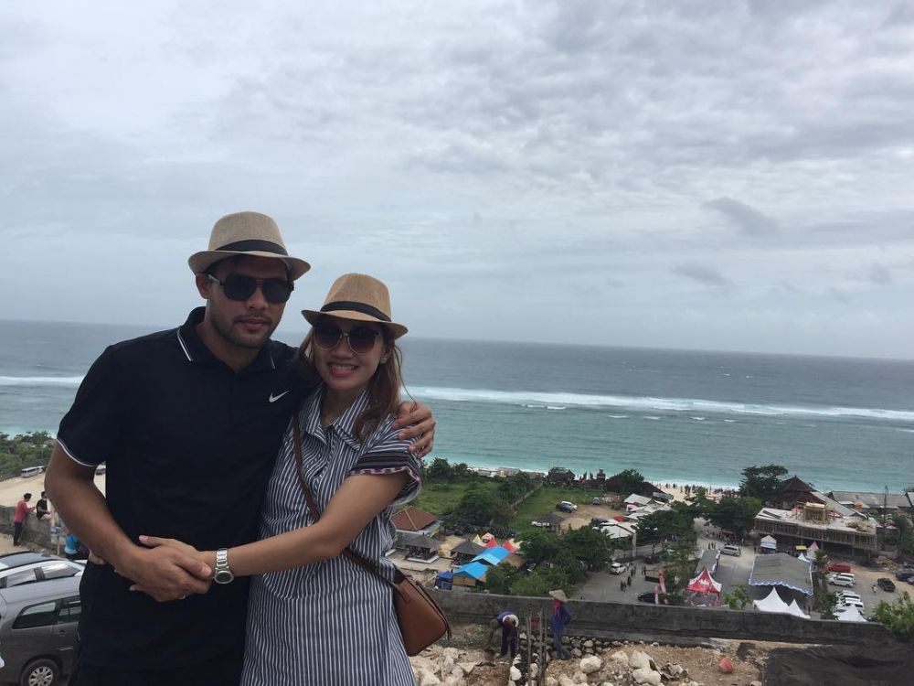 10 Potret kebersamaan kiper Persija Andritany & istri, family man