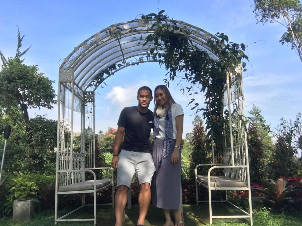 10 Potret kebersamaan kiper Persija Andritany & istri, family man