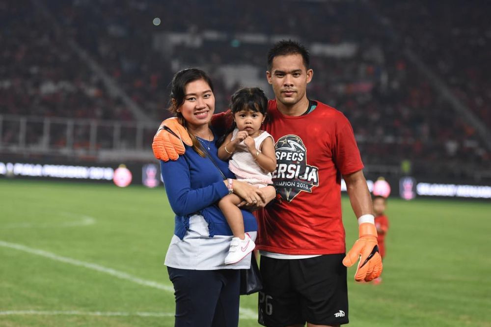 10 Potret kebersamaan kiper Persija Andritany & istri, family man