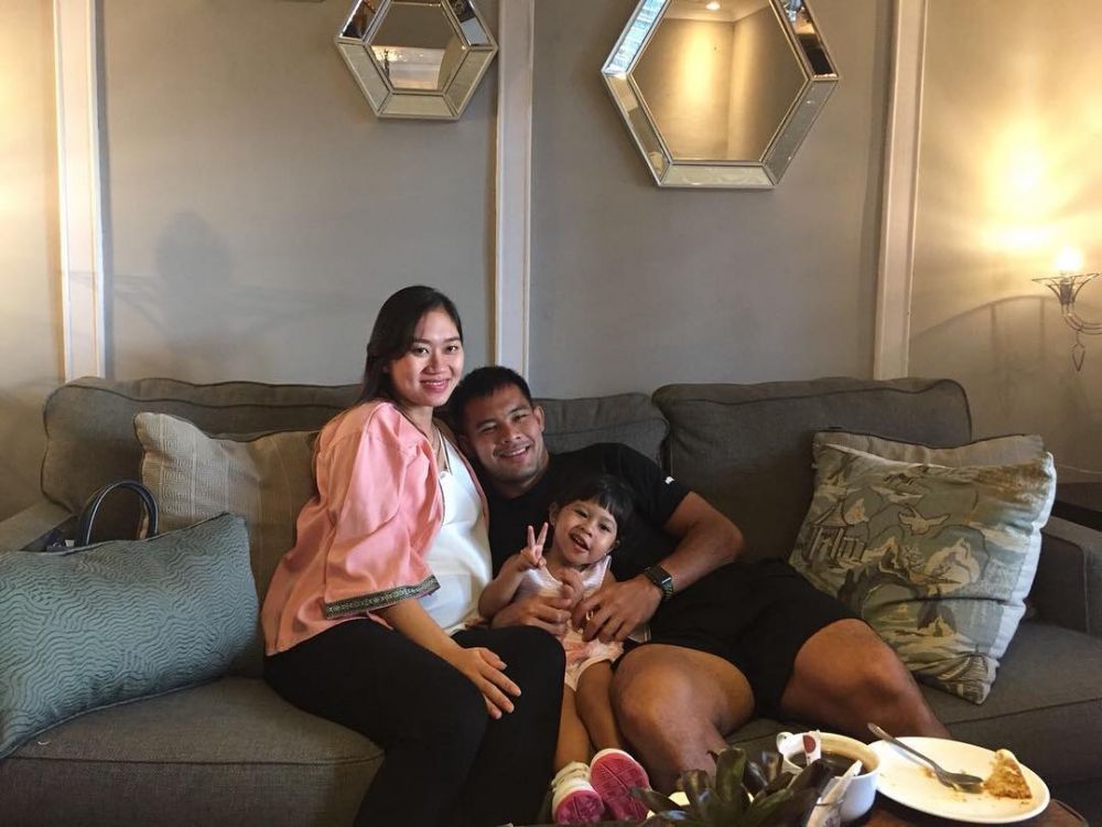 10 Potret kebersamaan kiper Persija Andritany & istri, family man