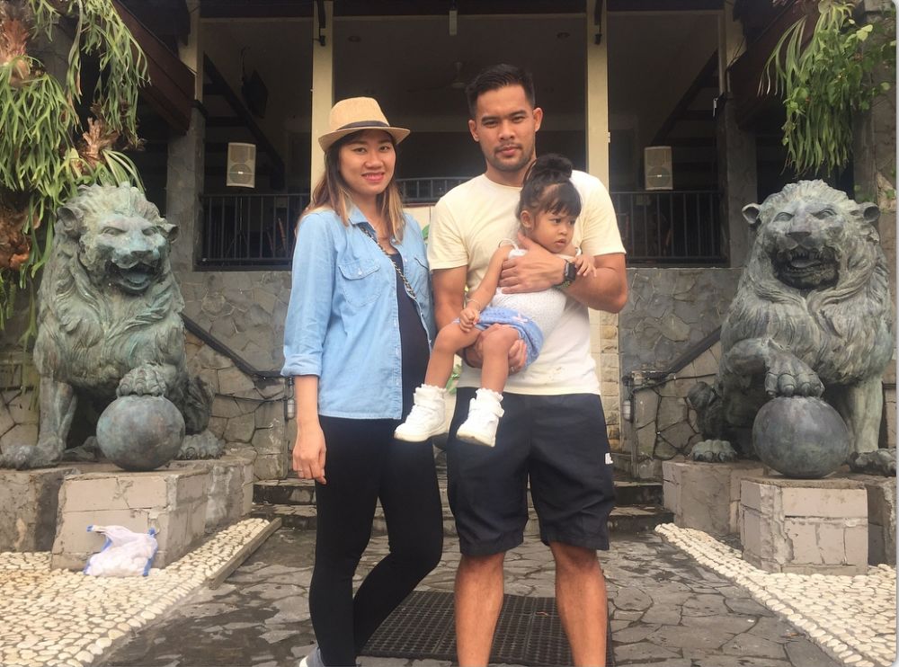 10 Potret kebersamaan kiper Persija Andritany & istri, family man